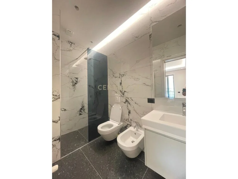 Tirane, jepet me qera apartament 2+1 Kati 2, 110 m² 750 € (KINOSTUDIO)