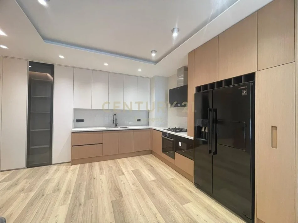 Tirane, jepet me qera apartament 2+1 Kati 2, 110 m² 750 € (KINOSTUDIO)