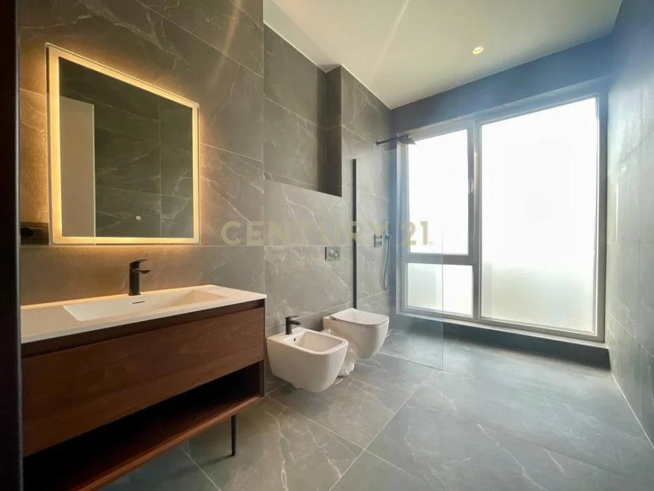 Tirane, jepet me qera Vile 4+1+Aneks+Ballkon Kati 0, 425 m² 4.000 € (Neom119088)