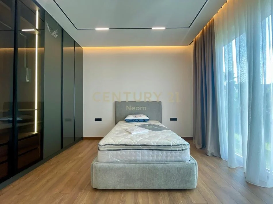 Tirane, jepet me qera Vile 4+1+Aneks+Ballkon Kati 0, 425 m² 4.000 € (Neom119088)