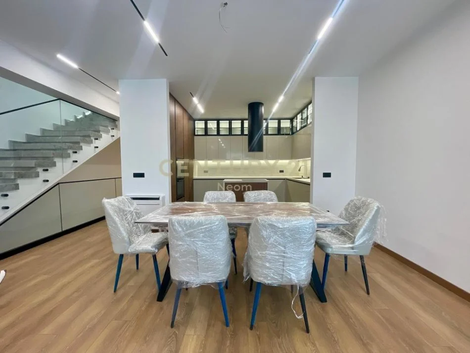 Tirane, jepet me qera Vile 4+1+Aneks+Ballkon Kati 0, 425 m² 4.000 € (Neom119088)