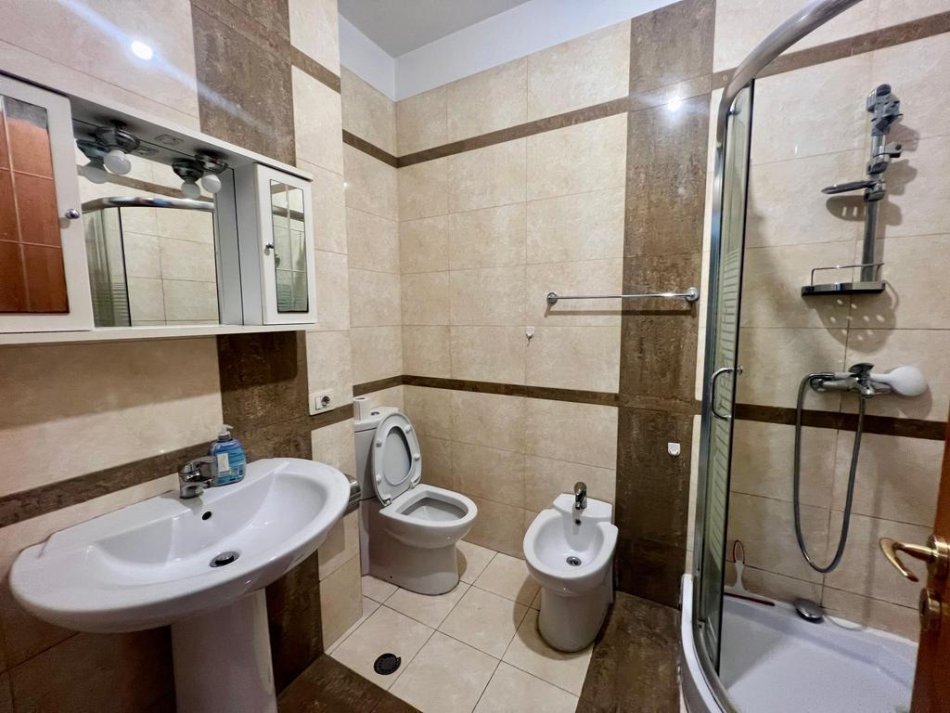 Tirane, jepet me qera apartament 1+1+Ballkon Kati 7, 67 m² 500 € 