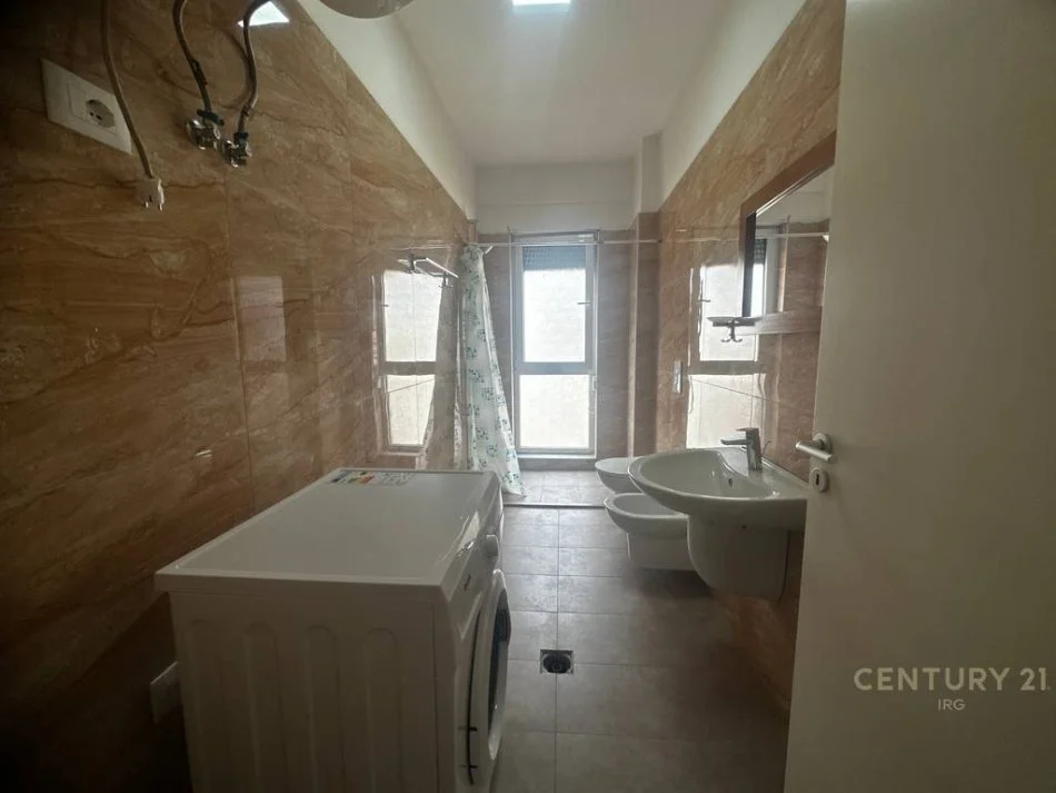 Tirane, jepet me qera apartament 2+1+Ballkon Kati 7, 90 m² 750 € (Xhamllik)