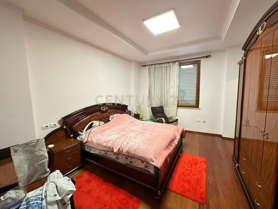 Tirane, jepet me qera apartament 3+1 Kati 2, 144 m² 1.200 € (RRUGA E BOGDANEVE)
