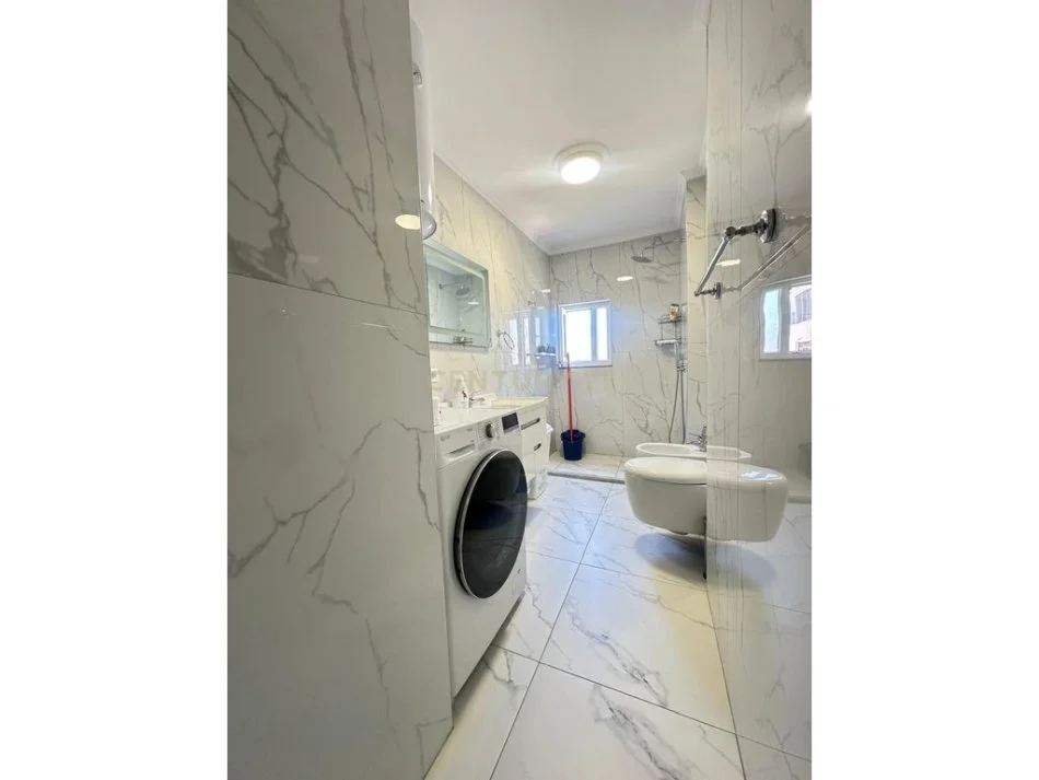 Tirane, jepet me qera apartament 1+1 Kati 4, 48 m² 650 € (PAZARI I RI)