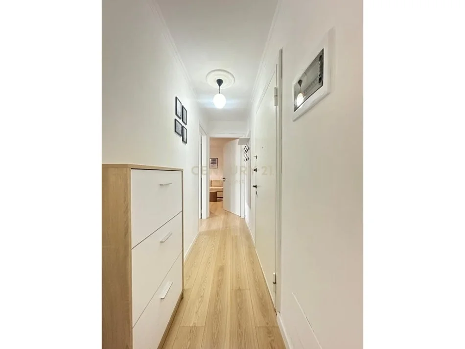 Tirane, jepet me qera apartament 1+1 Kati 4, 48 m² 650 € (PAZARI I RI)