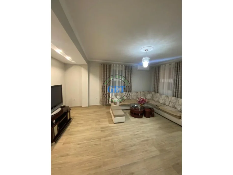 Durres, jepet me qera Vile 2+1 Kati 3, 120 m² 350 € (Prane Royalit, Durres.)