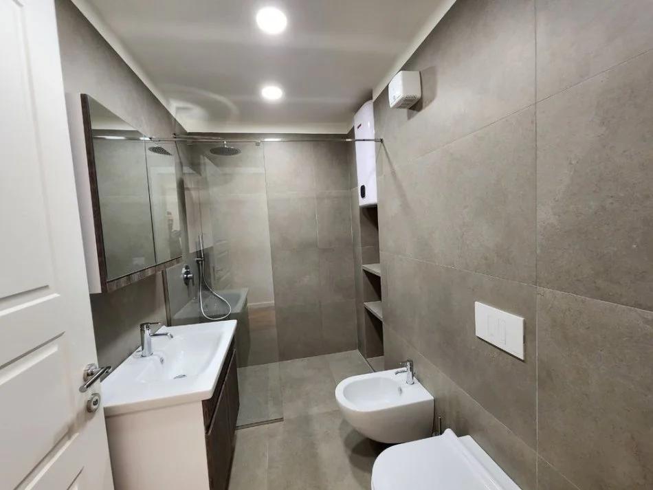 Tirane, jepet me qera apartament duplex 2+1+Ballkon Kati 5, 1.100 € (QENDER)