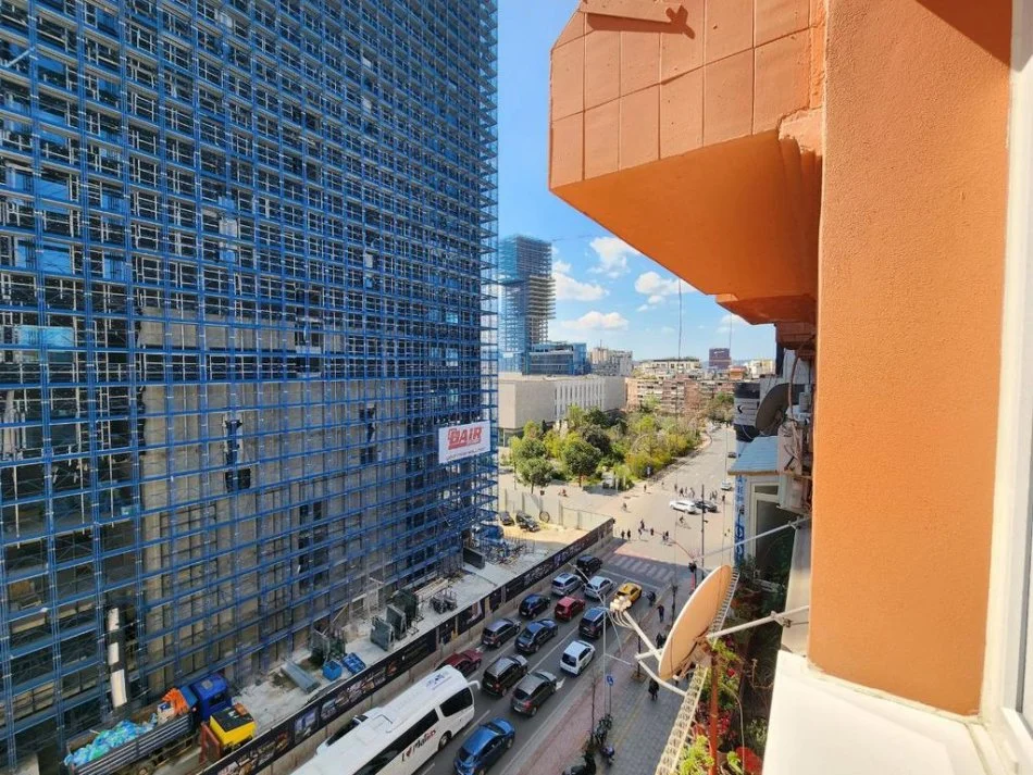 Tirane, jepet me qera apartament duplex 2+1+Ballkon Kati 5, 1.100 € (QENDER)