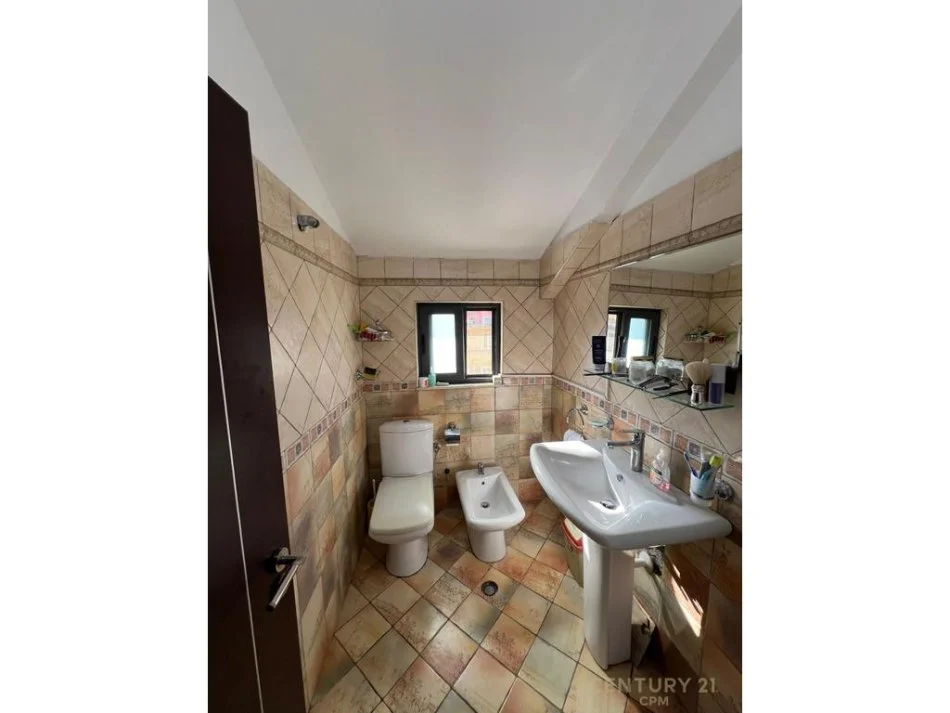 Tirane, shitet apartament 3+1 Kati 2, 132 m² 170.000 € 