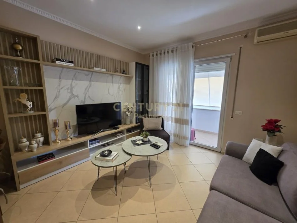 Tirane, jepet me qera apartament 1+1+Ballkon , 63 m² 600 €