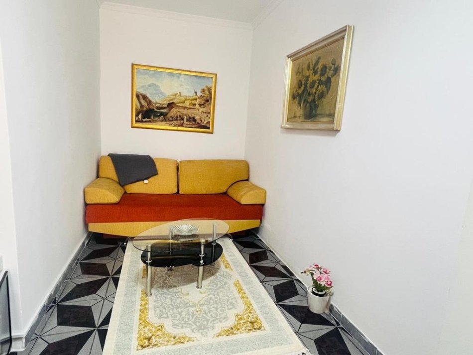Tirane, jepet me qera apartament 1+1 Kati 1, 70 m² 400 € (Rr. Ali Demi)