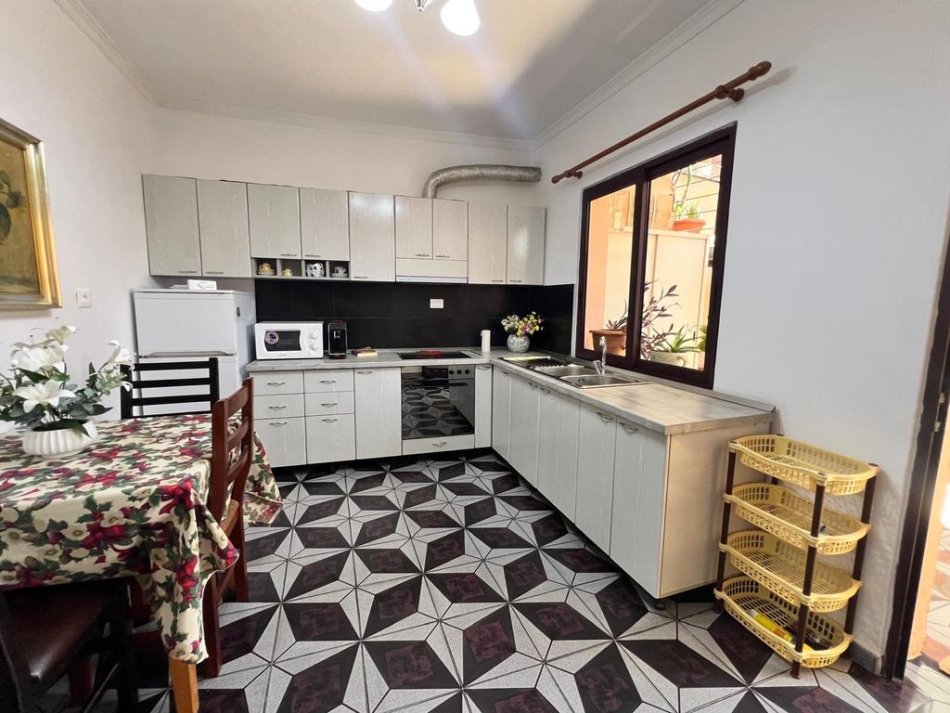 Tirane, jepet me qera apartament 1+1 Kati 1, 70 m² 400 € (Rr. Ali Demi)