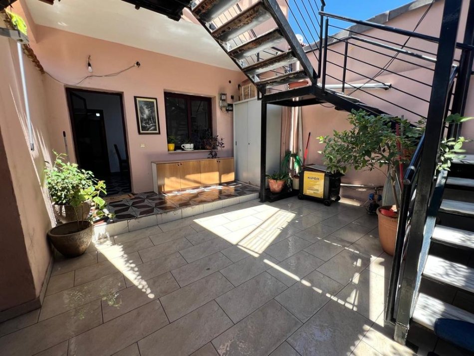 Tirane, jepet me qera apartament 1+1 Kati 1, 70 m² 400 € (Rr. Ali Demi)