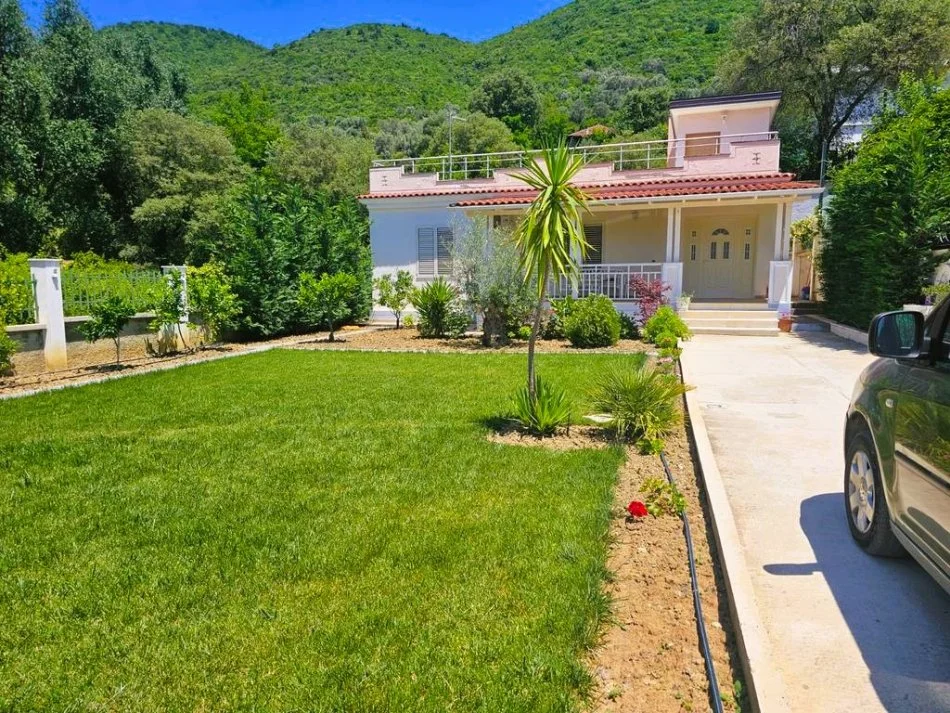 Tirane, shitet Vile 2+1+Aneks+Ballkon Kati 1, 500 m² 210.000 € 