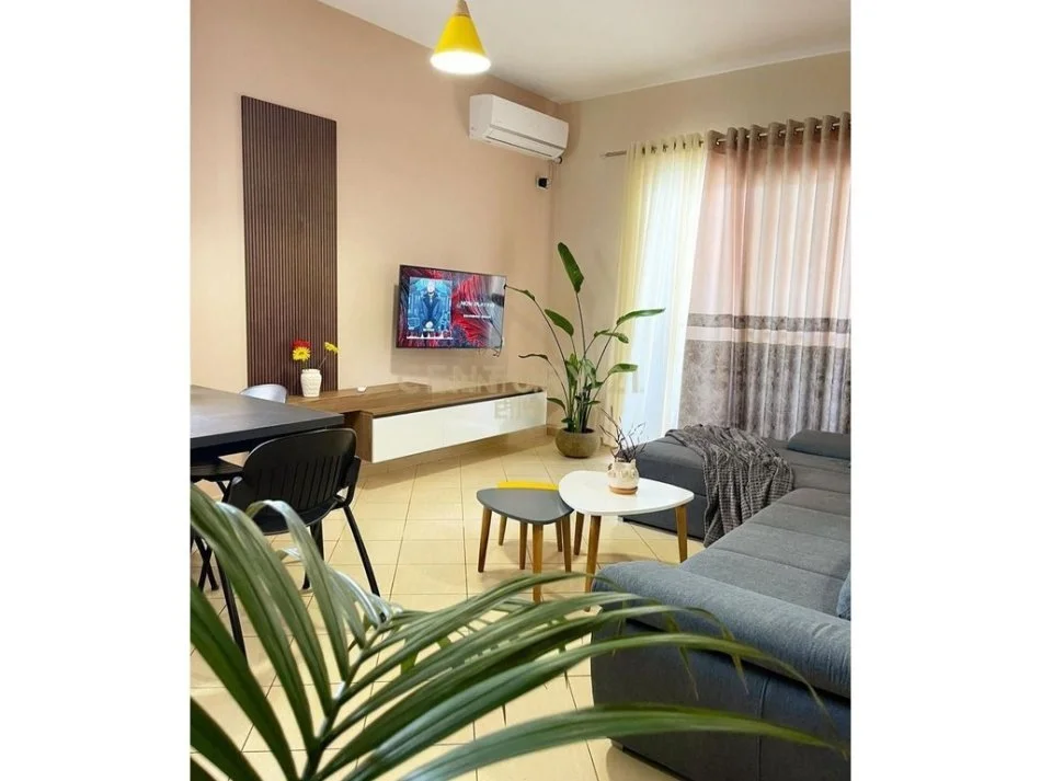 Tirane, jepet me qera apartament 1+1+Ballkon Kati 1, 60 m² 550 € (Liceu Artistik)