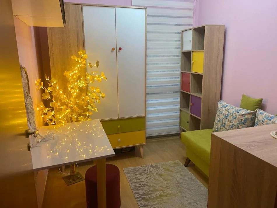 Tirane, jepet me qera apartament 2+1+Ballkon Kati 3, 90 m² 850 € (Rr Barrikadave Pas 15 Kateshit)