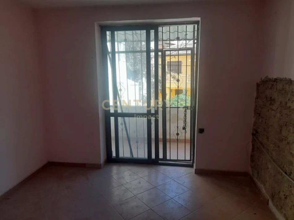 Tirane, jepet me qera apartament 2+1 Kati 2, 63 m² 550 € 