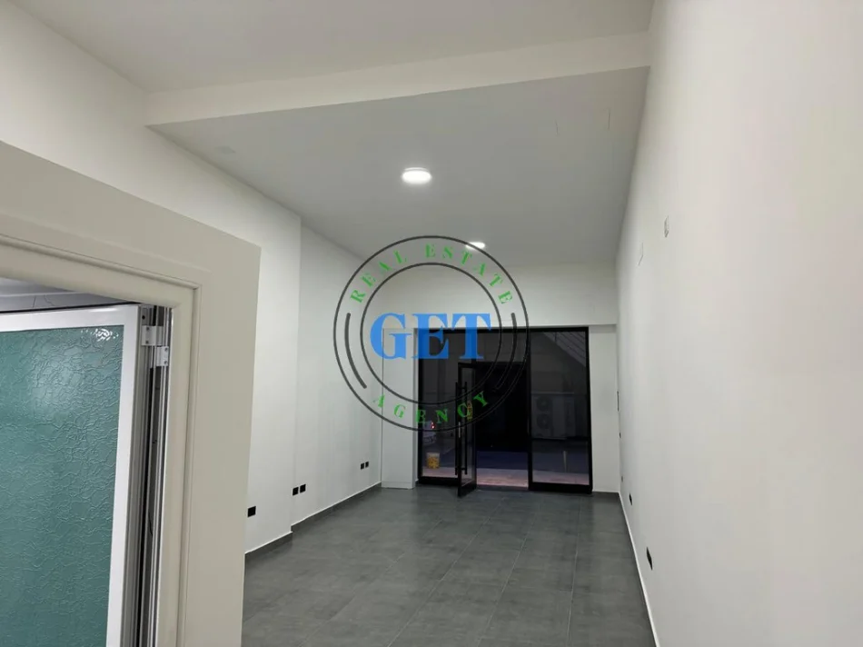 Durres, jepet me qera ambjent biznesi Kati 1, 45 m² 10.000 € (Extra market)