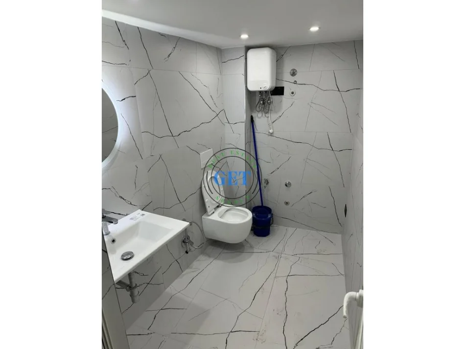 Durres, jepet me qera ambjent biznesi Kati 1, 45 m² 10.000 € (Extra market)