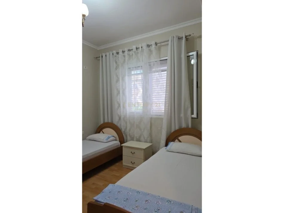 Tirane, jepet me qera apartament 2+1 Kati 3, 100 m² 550 € (Vilat Amerikane)