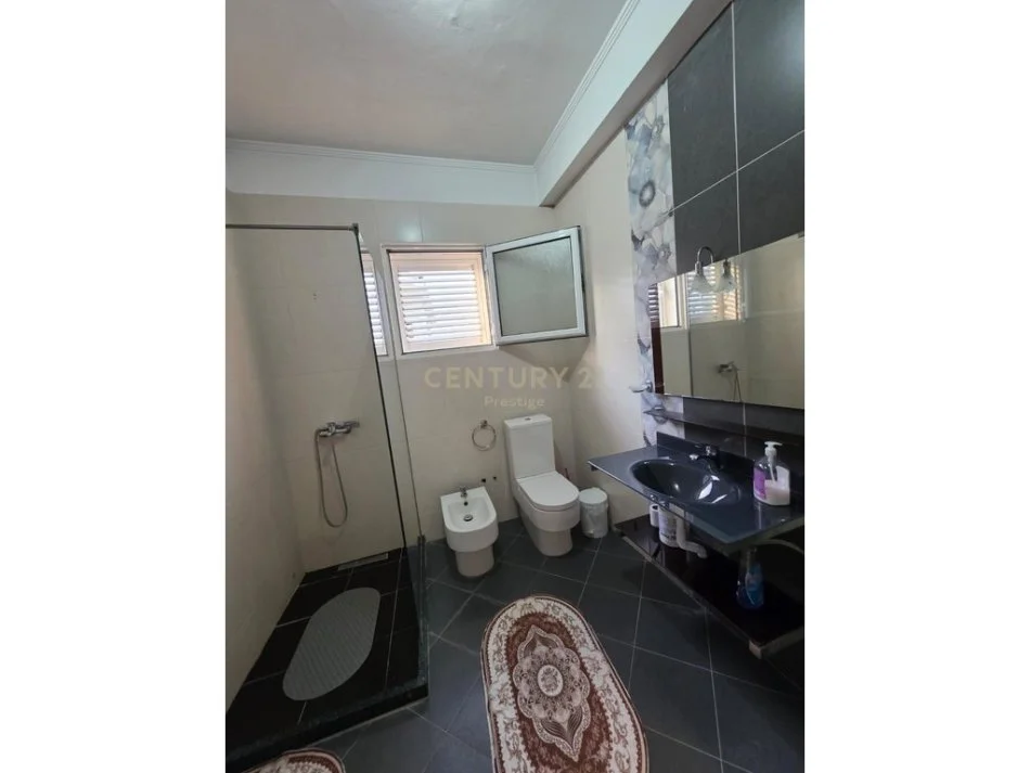 Tirane, jepet me qera apartament 2+1 Kati 3, 100 m² 550 € (Vilat Amerikane)