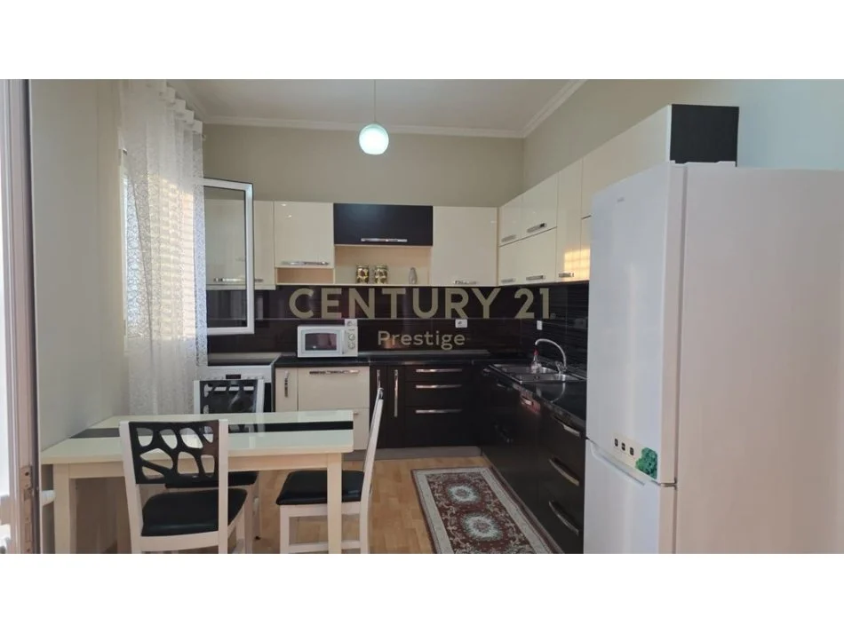 Tirane, jepet me qera apartament 2+1 Kati 3, 100 m² 550 € (Vilat Amerikane)