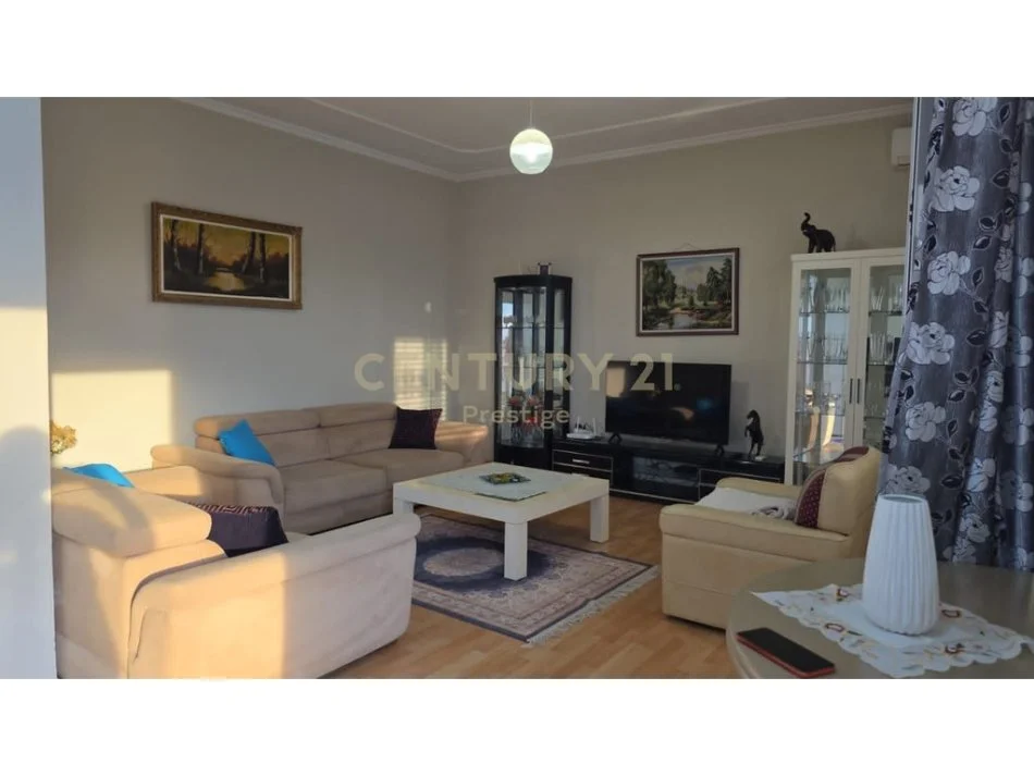 Tirane, jepet me qera apartament 2+1 Kati 3, 100 m² 550 € (Vilat Amerikane)