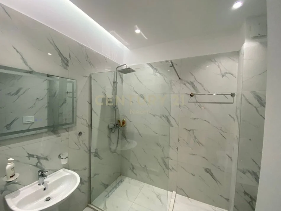 Tirane, jepet me qera apartament 2+1+Aneks+Ballkon Kati 3, 104 m² 550 € (Neom119349)