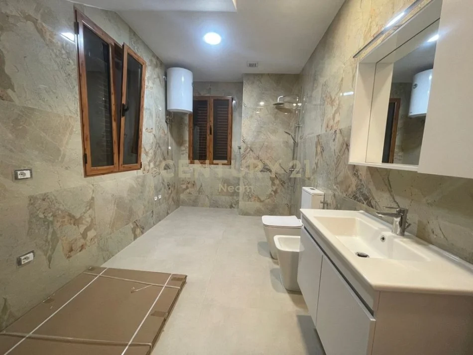 Tirane, jepet me qera apartament 2+1+Aneks+Ballkon Kati 2, 134 m² 600 € (Neom119439)