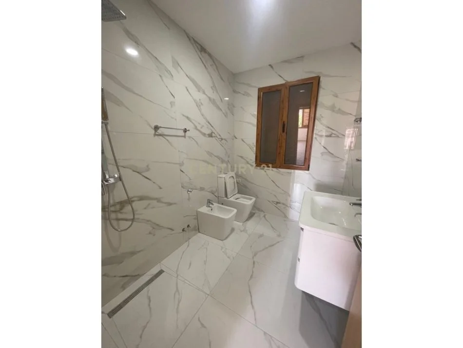 Tirane, jepet me qera apartament 2+1+Aneks+Ballkon Kati 2, 134 m² 600 € (Neom119439)