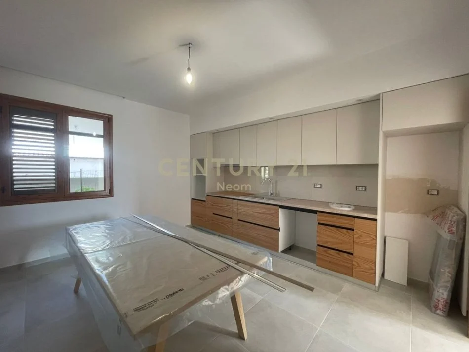 Tirane, jepet me qera apartament 2+1+Aneks+Ballkon Kati 2, 134 m² 600 € (Neom119439)