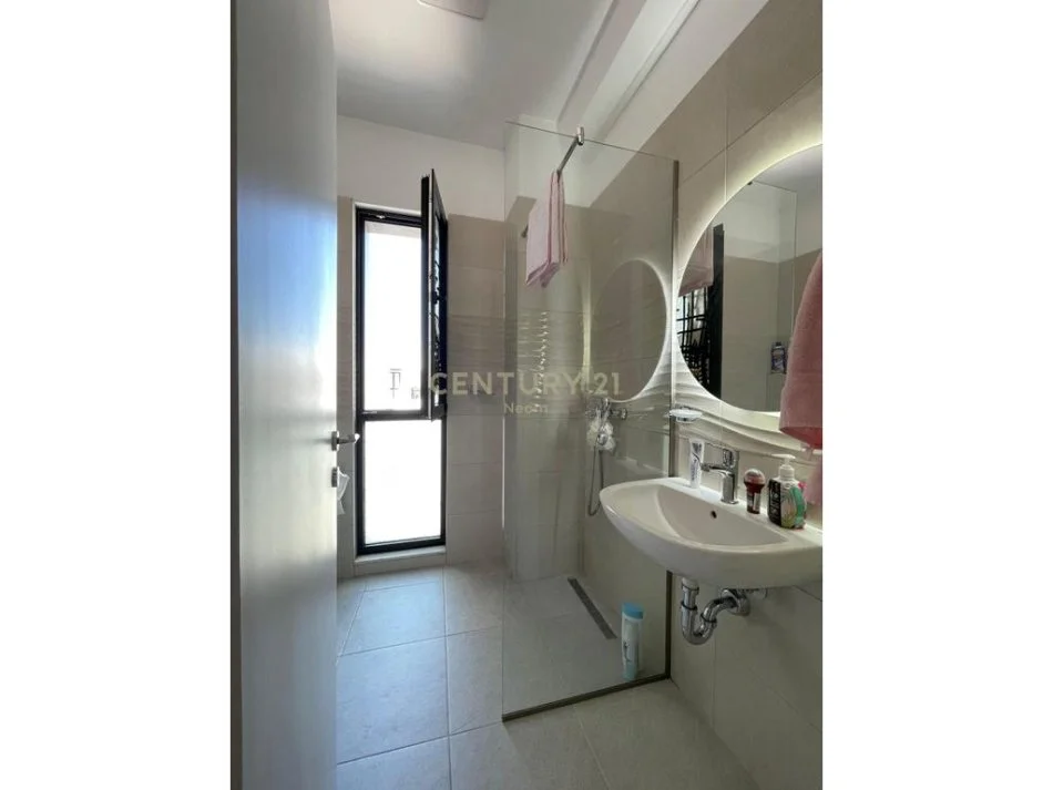 Tirane, jepet me qera apartament 2+1+Aneks+Ballkon Kati 11, 87 m² 800 € (Neom119440)