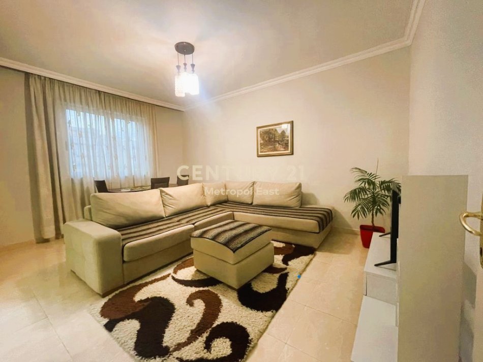 Tirane, jepet me qera apartament 1+1+Aneks+Ballkon Kati 5, 59 m² 450 € 