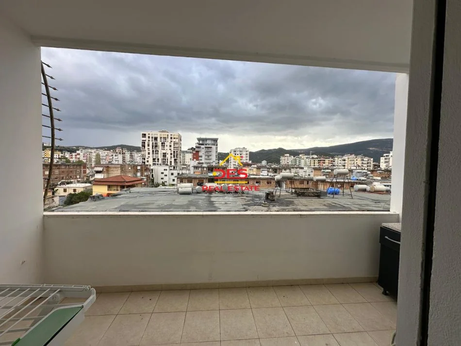 Vlore, jepet me qera apartament 2+1+Ballkon Kati 5, 120 m² 400 € (Rruga Misto Mele)