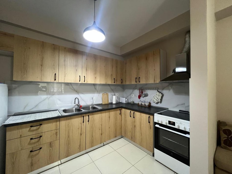 Tirane, jepet me qera apartament 1+1+Ballkon Kati 5, 67 m² 500 € 
