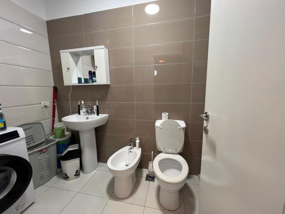 Tirane, jepet me qera apartament 1+1+Ballkon Kati 5, 67 m² 500 € 