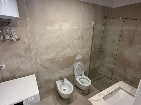 Tirane, jepet me qera apartament 2+1+Ballkon Kati 5, 135 m² 1.800 € (PRANE JUVENILJA CASTELLO)