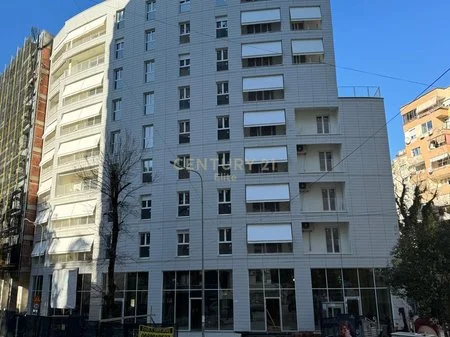Tirane, jepet me qera apartament 2+1+Ballkon Kati 5, 135 m² 1.800 € (PRANE JUVENILJA CASTELLO)