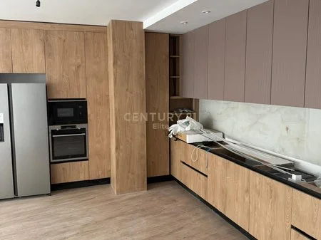 Tirane, jepet me qera apartament 2+1+Ballkon Kati 5, 135 m² 1.800 € (PRANE JUVENILJA CASTELLO)