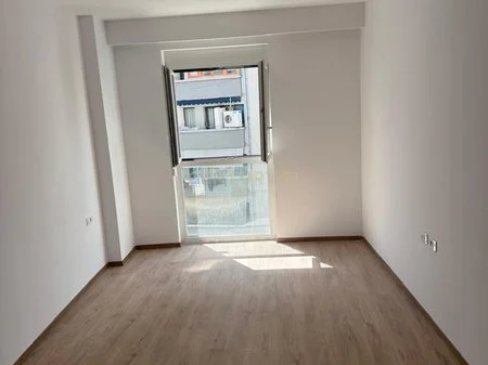Tirane, jepet me qera apartament 2+1+Ballkon Kati 5, 135 m² 1.800 € (PRANE JUVENILJA CASTELLO)