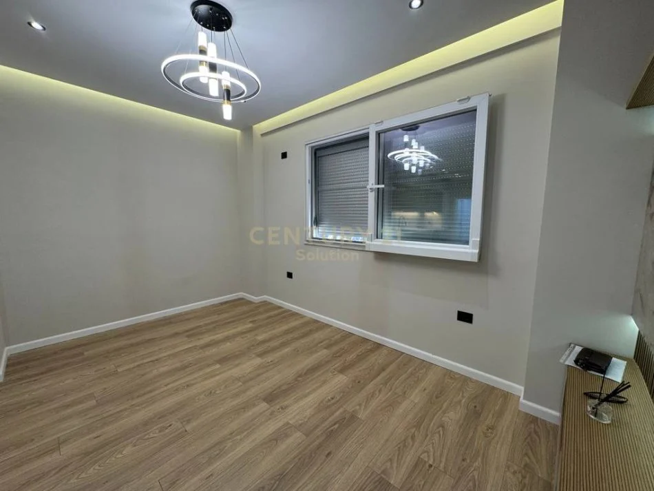 Tirane, shitet apartament 2+1+Ballkon Kati 1, 100 m² 195.000 € (kodra e diellit)