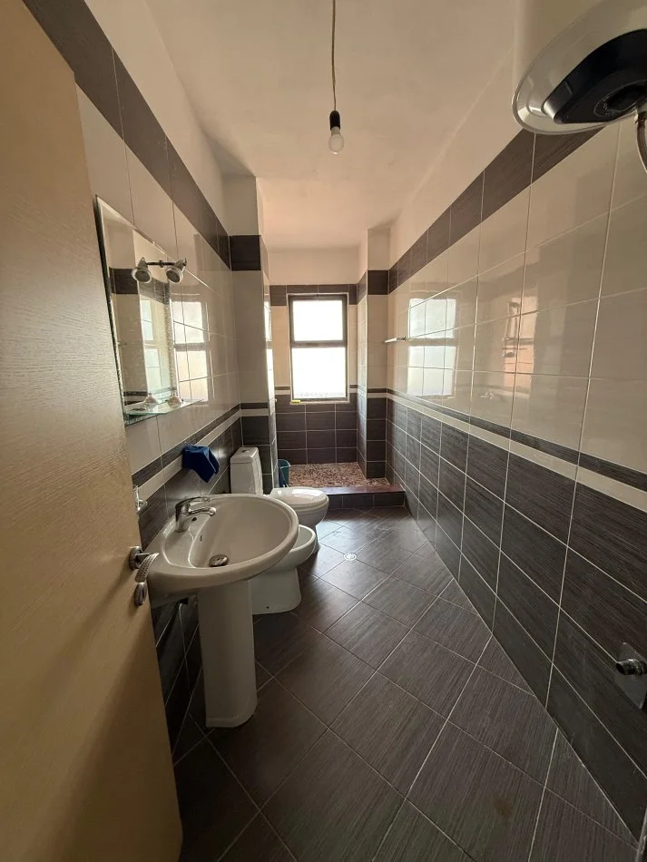 Tirane, jepet me qera apartament 2+1+Ballkon , 400 € (Yzberisht)