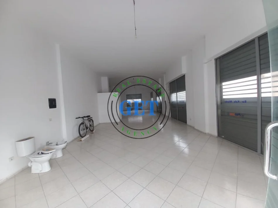 Durres, jepet me qera ambjent biznesi Kati 0, 200 m² 500 € (Fusha e Rërës)