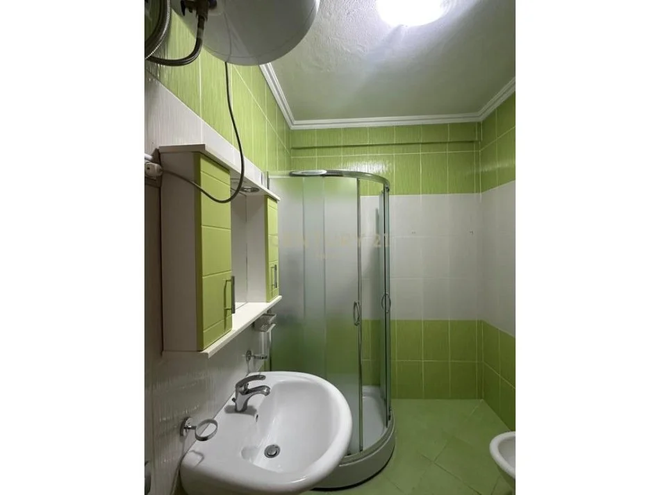 Tirane, jepet me qera apartament 2+1+Aneks+Ballkon Kati 8, 127 m² 600 € (Neom119651)