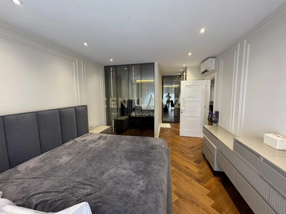 Tirane, jap me qera apartament 2+1+2+parkimi , 130 m² 2.500 € (Komuna e Parisit)