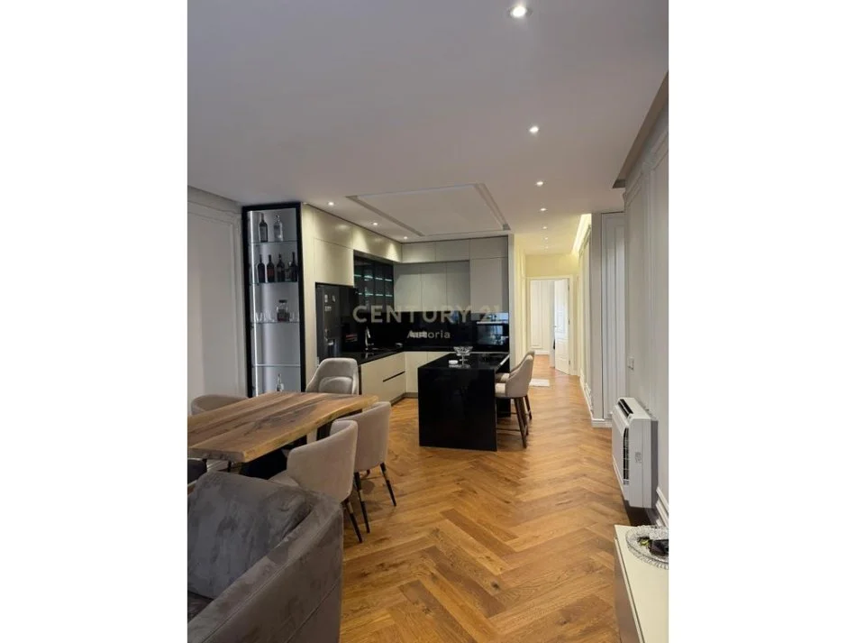 Tirane, jap me qera apartament 2+1+2+parkimi , 130 m² 2.500 € (Komuna e Parisit)