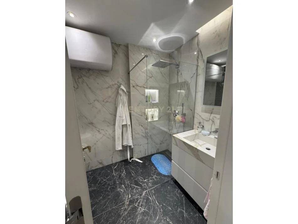 Tirane, jap me qera apartament 2+1+2+parkimi , 130 m² 2.500 € (Komuna e Parisit)