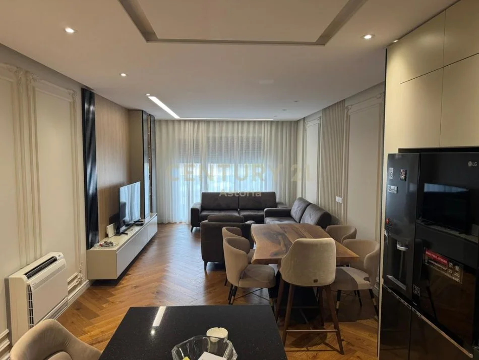 Tirane, jap me qera apartament 2+1+2+parkimi , 130 m² 2.500 € (Komuna e Parisit)