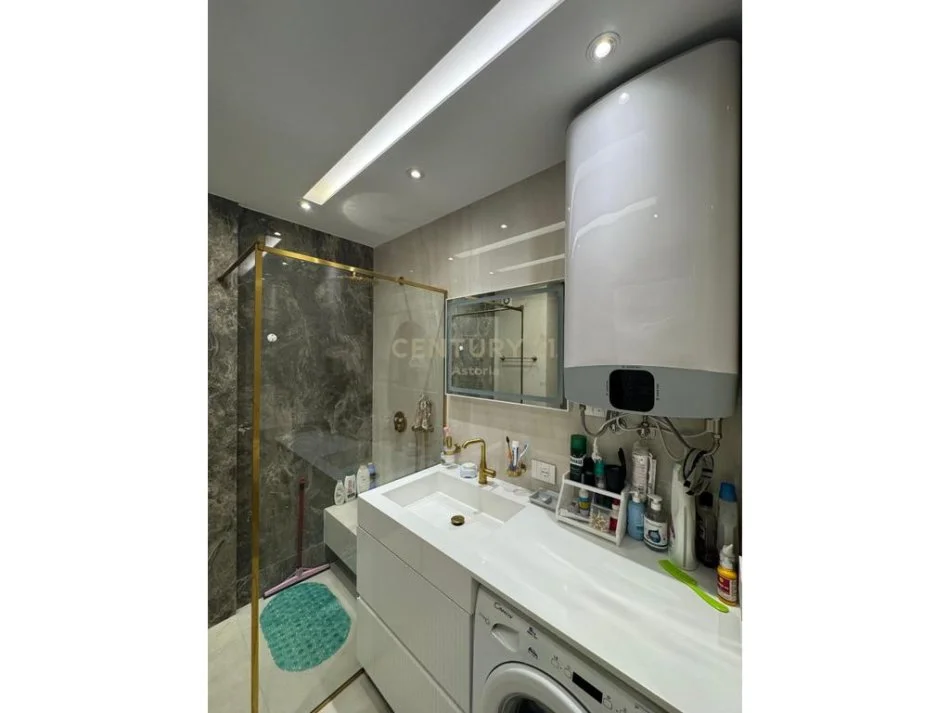 Tirane, jap me qera apartament 2+1+2+parkimi , 130 m² 2.500 € (Komuna e Parisit)